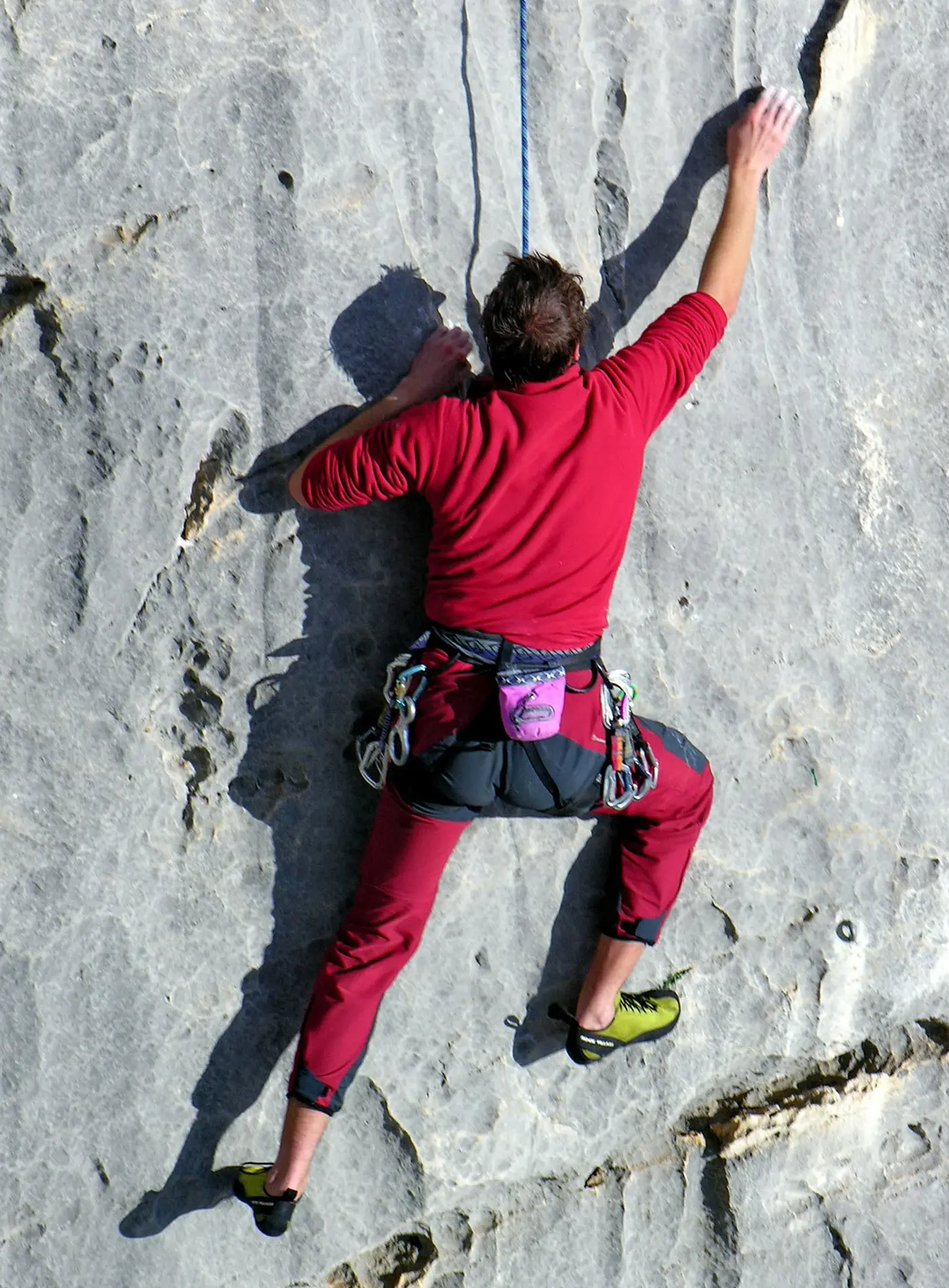 Grimpeur sur une paroi calcaire des Gorges du Verdon, baudrier et corde