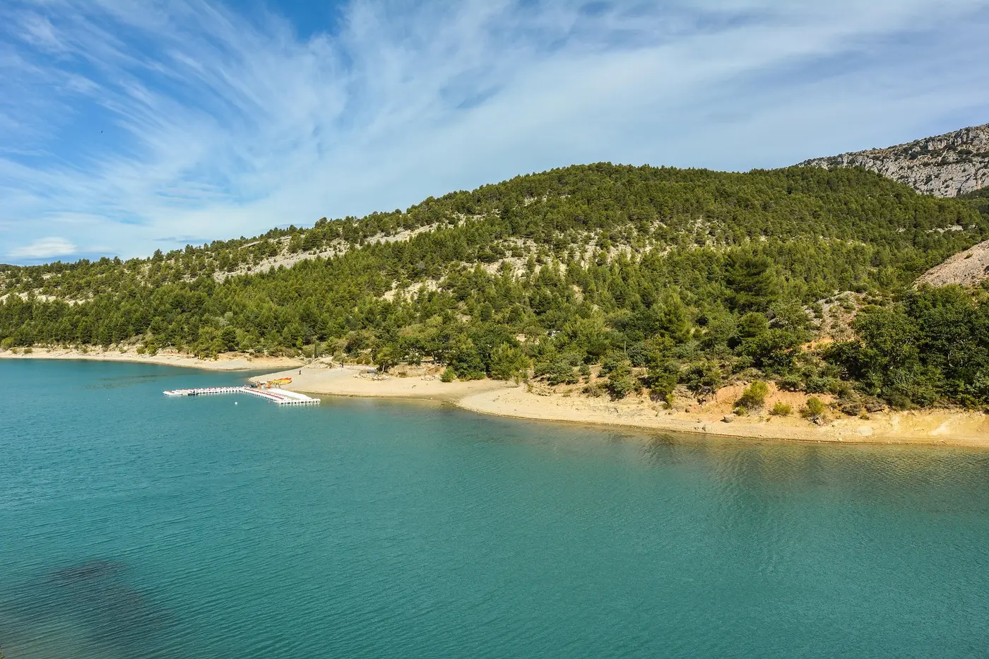 Crique turquoise et plage de sable du lac de Sainte-Croix, embarcadère et collines boisées, Gorges du Verdon