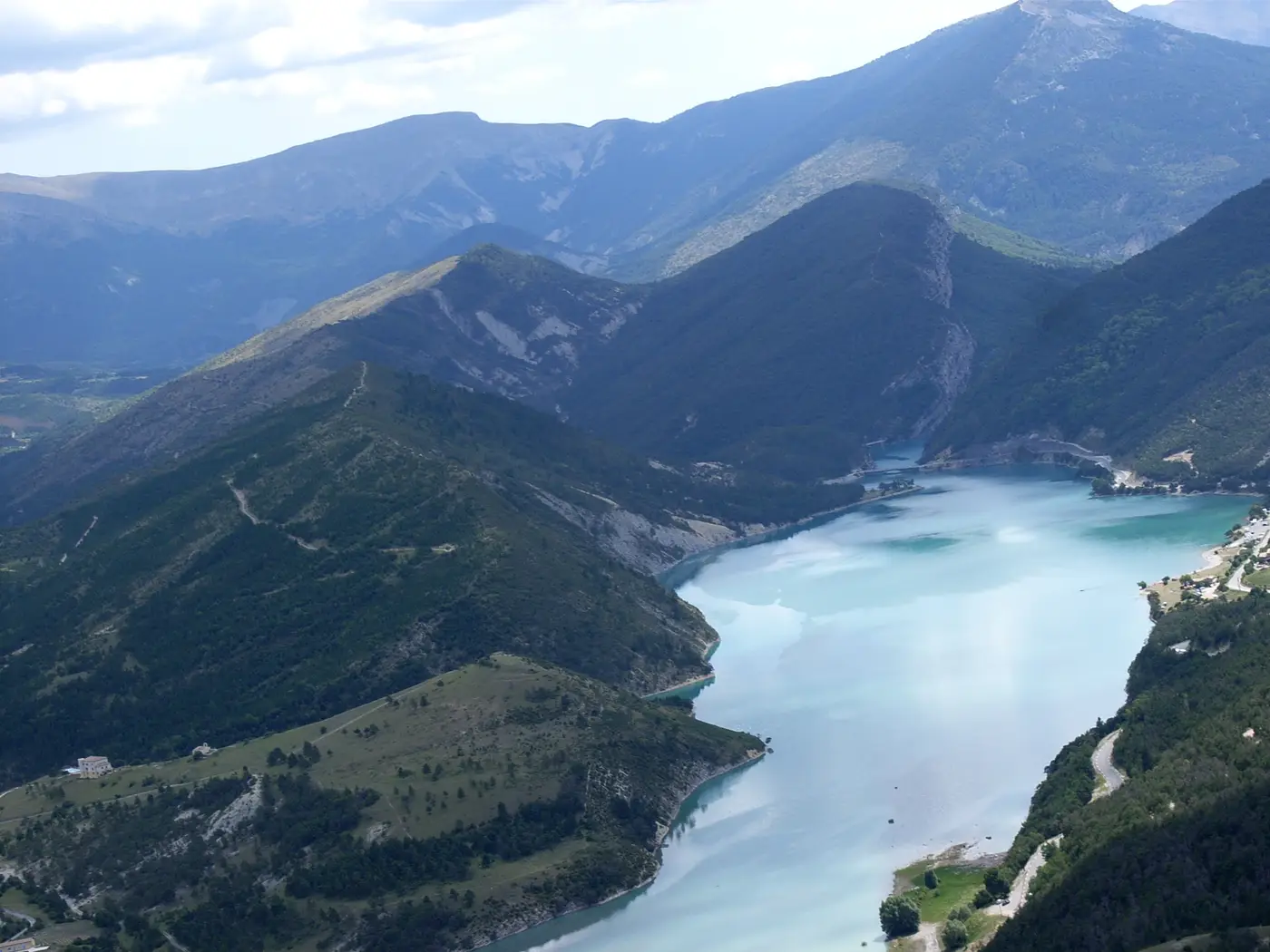 Vue aérienne du lac de Castillon turquoise depuis un parapente à Saint-André-les-Alpes, Verdon