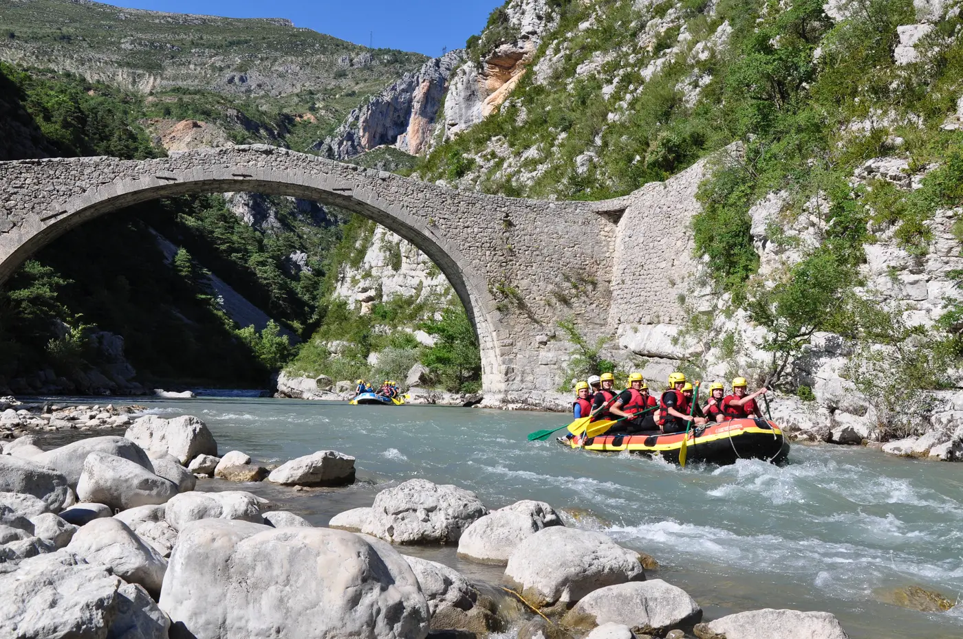 Rafting en pleine action sur les eaux vives du Verdon sous un pont de pierre, Gorges du Verdon
