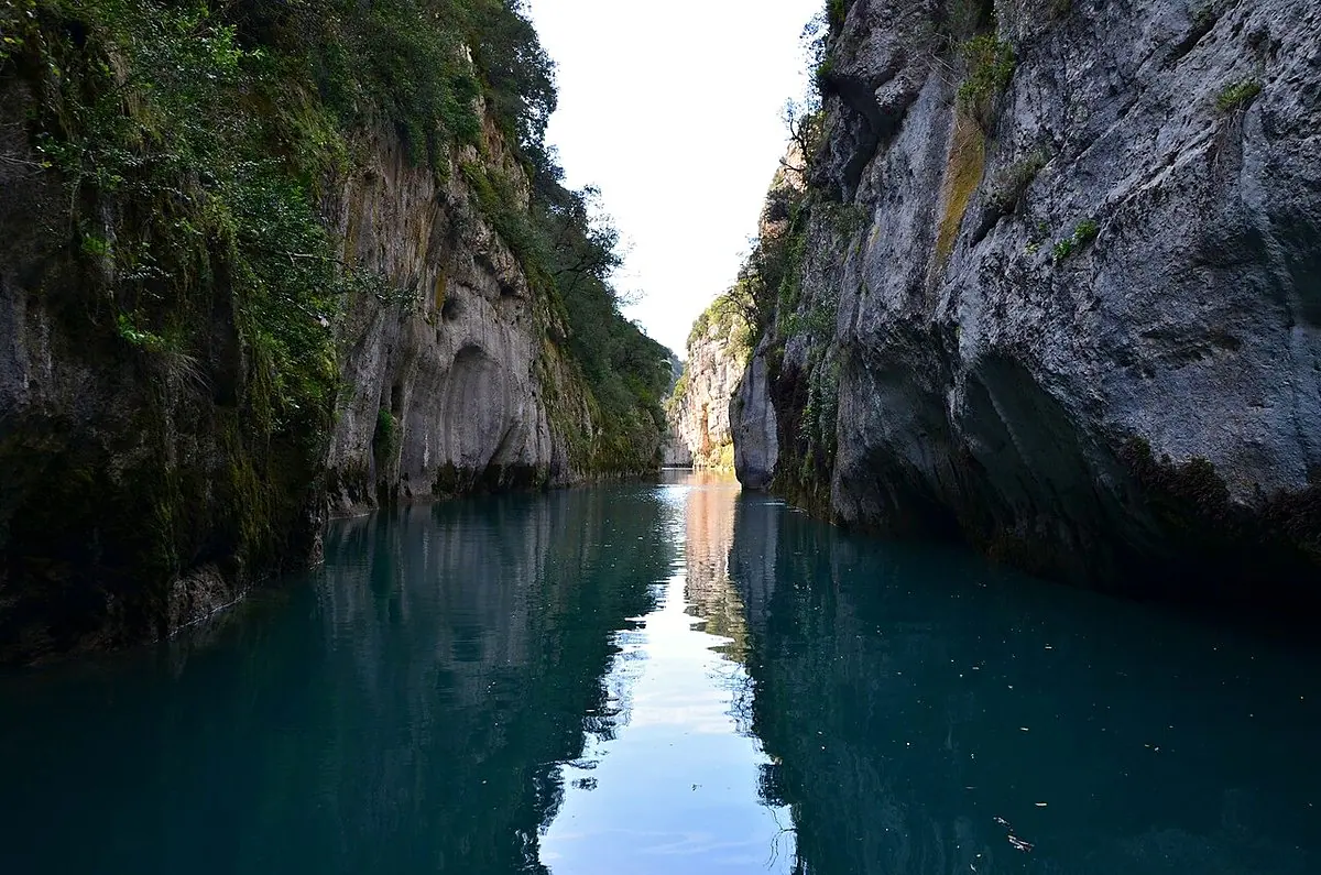 Belvédère Gorge Baudinard 2 — Les gorges vues depuis la rivière, près de ce belvédère