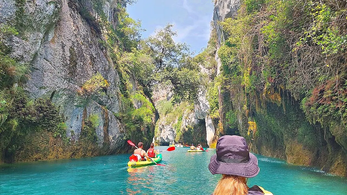 Belvédère Gorge Baudinard 3 — Les gorges vues depuis la rivière, près de ce belvédère