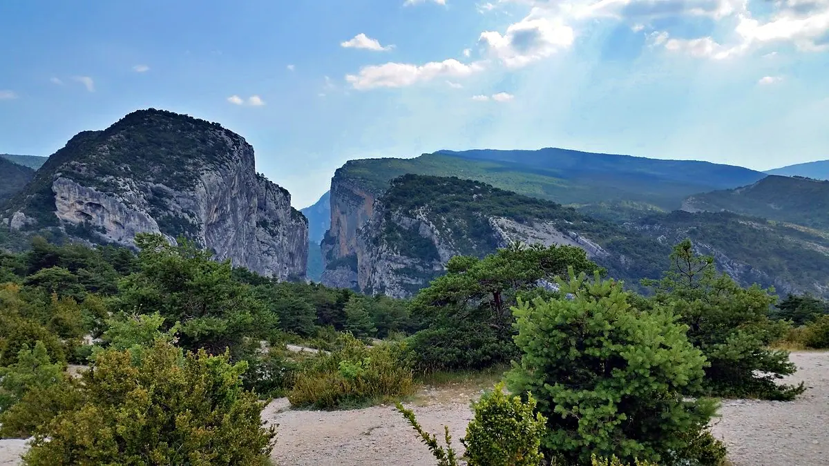 Les falaises de l’entrée du grand canyon du Verdon vues du Point Sublime