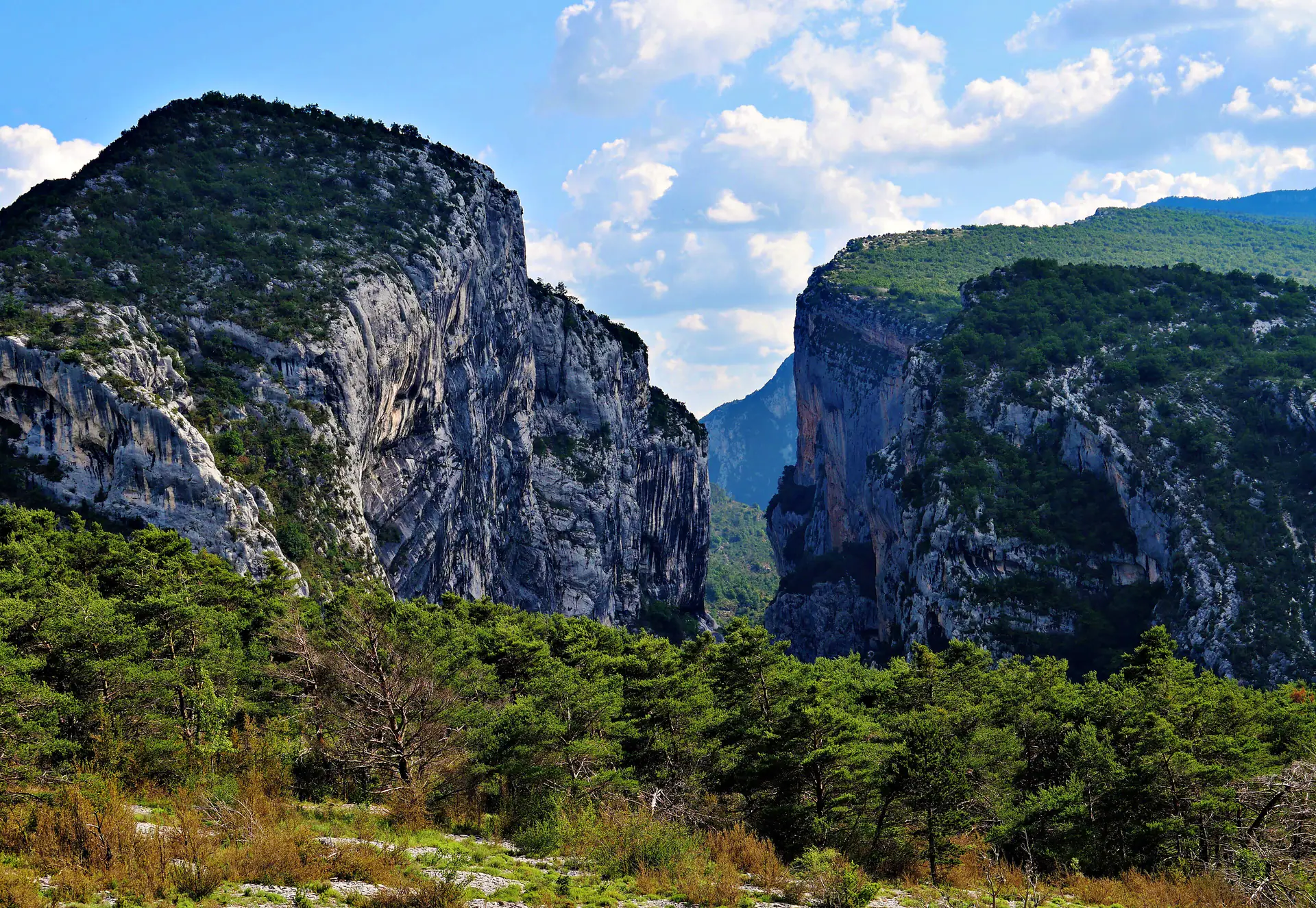 L’entrée du canyon du Verdon entre deux falaises, vue du Point Sublime sous un ciel bleu
