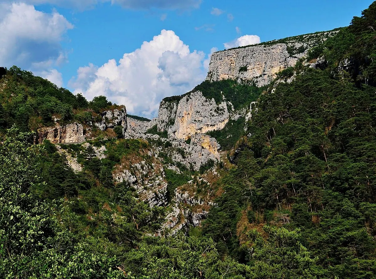 Les falaises du canyon du Verdon dans la lumière, vues du Point Sublime