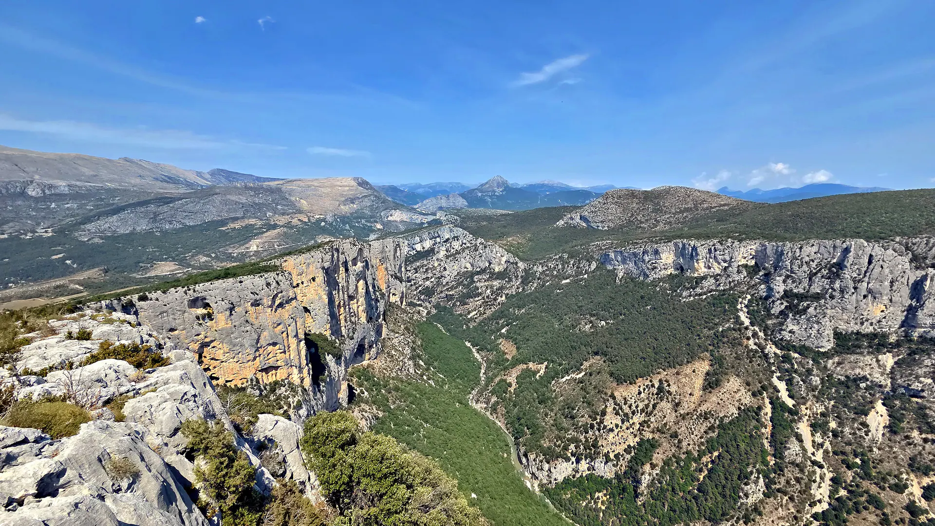 Les falaises du grand canyon du Verdon sous le ciel bleu, vues de la Route des Crêtes
