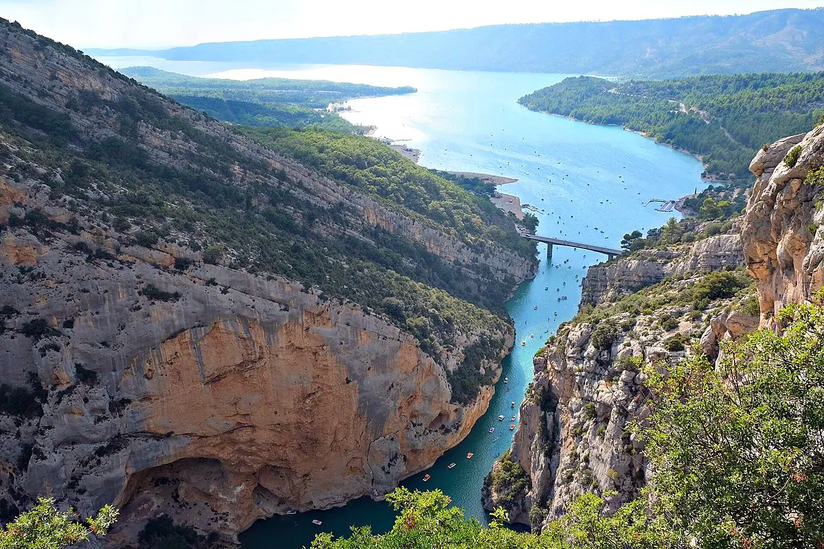 Vue aérienne du Pont du Galetas, là où le canyon du Verdon s'ouvre sur les eaux turquoise du lac de Sainte-Croix