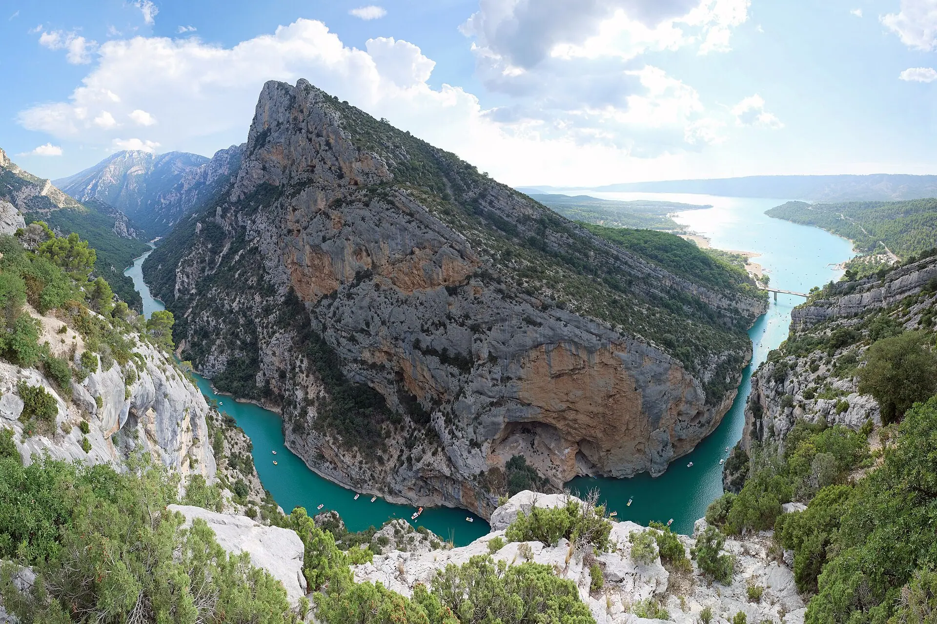 Le canyon du Verdon débouche sur les eaux turquoise du lac de Sainte-Croix, vu d’en haut