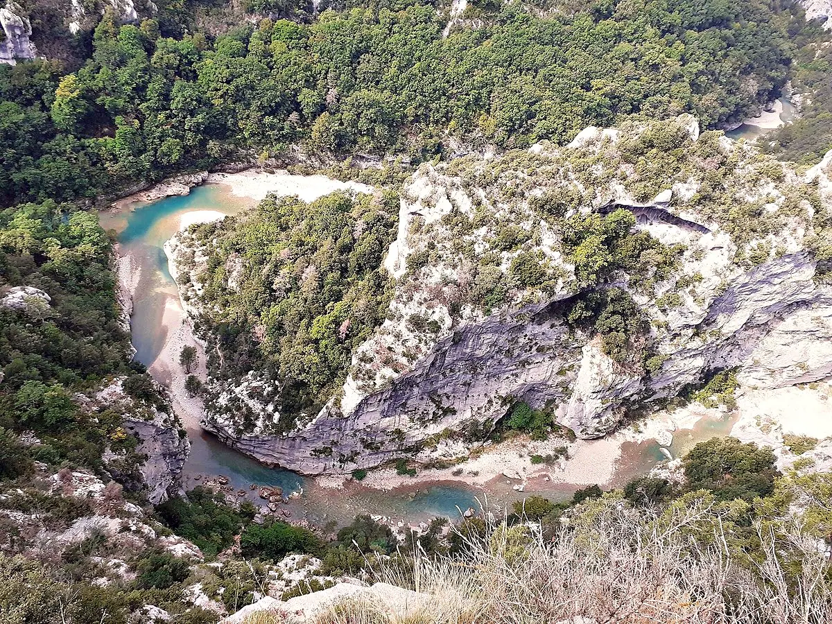 Le méandre du Verdon au pied de la falaise de la Mescla, vu des Balcons de la Mescla