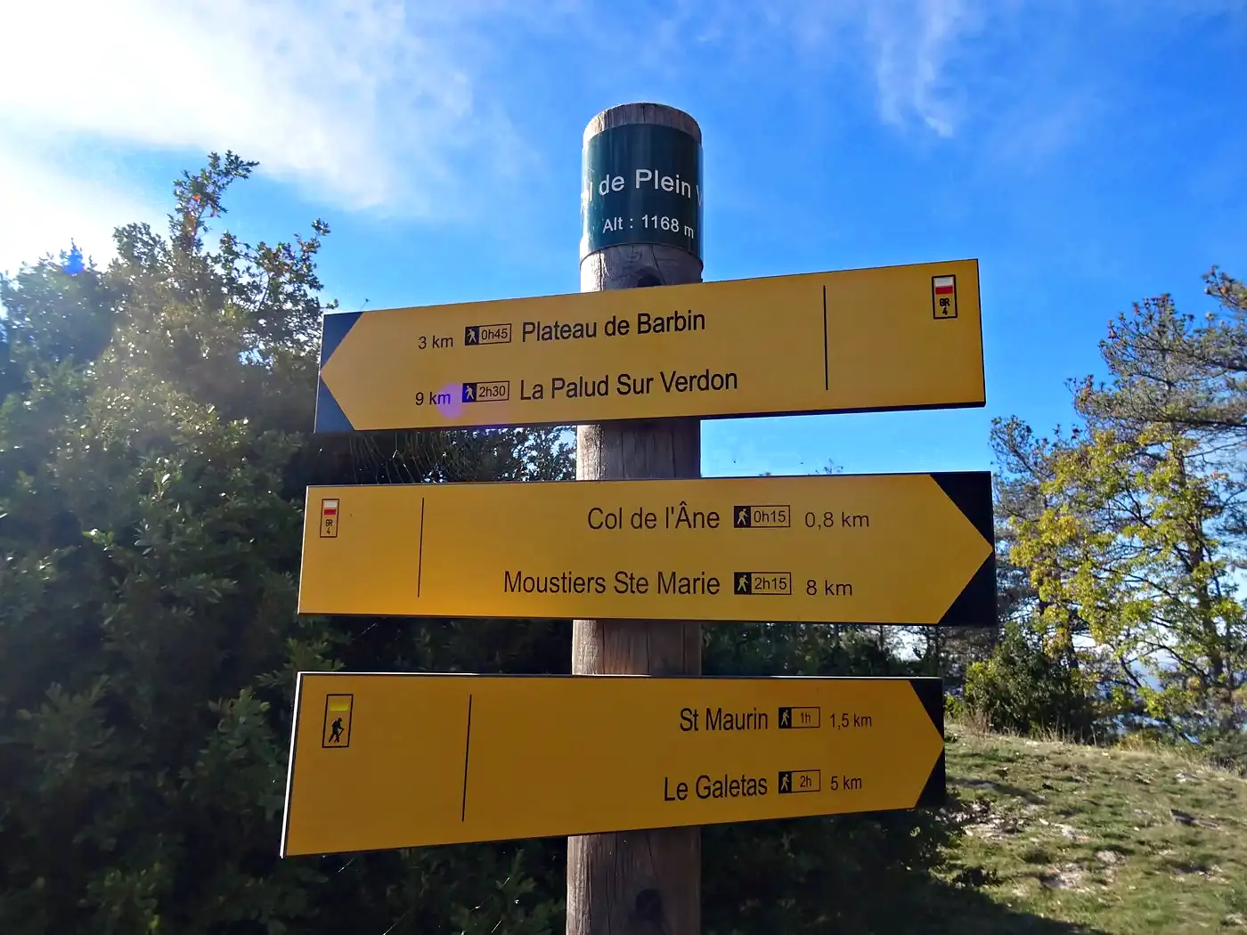 Panneau de randonnée au Col de Plein Voir (alt. 1168 m), indiquant le Col de l'Âne, La Palud-sur-Verdon et Moustiers-Sainte-Marie, Gorges du Verdon