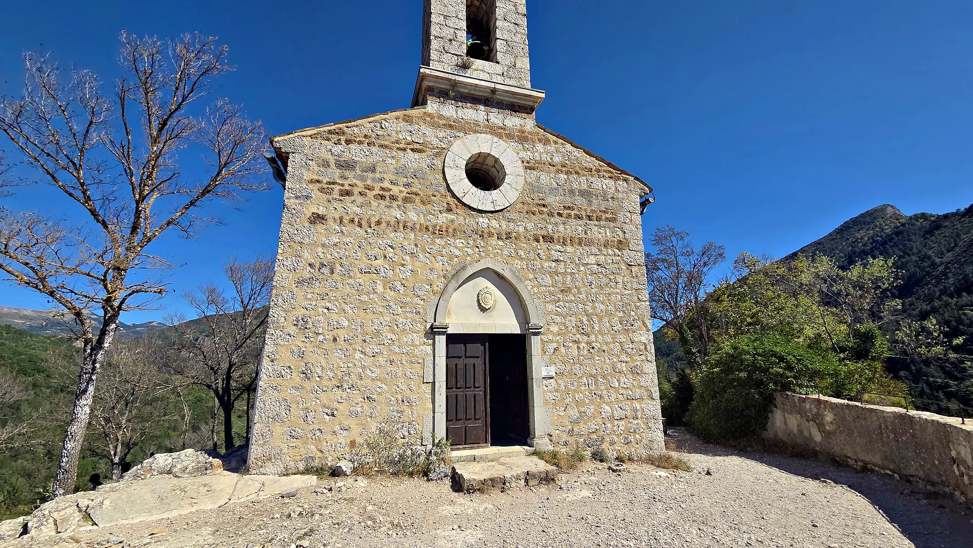 La chapelle Notre-Dame du Roc au sommet du Roc, sous un ciel bleu