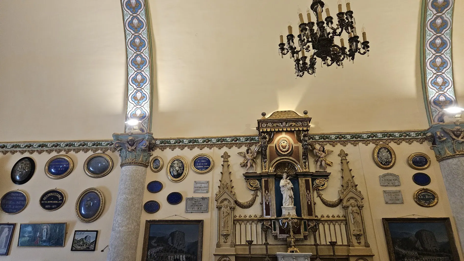 L’intérieur de la chapelle Notre-Dame du Roc et ses ex-voto