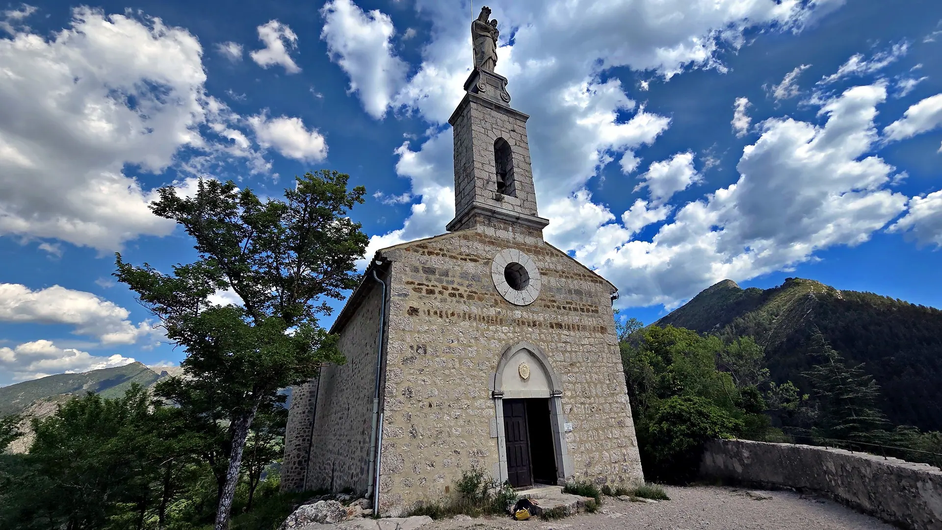 La chapelle Notre-Dame du Roc sous un ciel de nuages