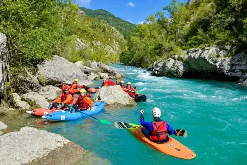 Un raft et des kayaks sur les eaux turquoise du Verdon