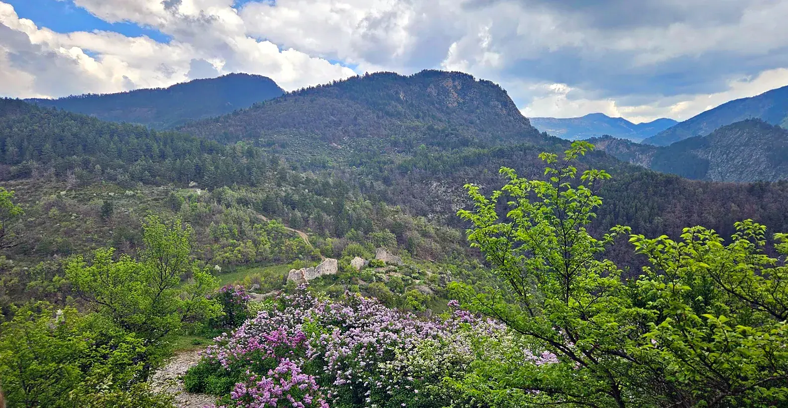 Le paysage autour de Petra Castellana, sur le sentier du Roc