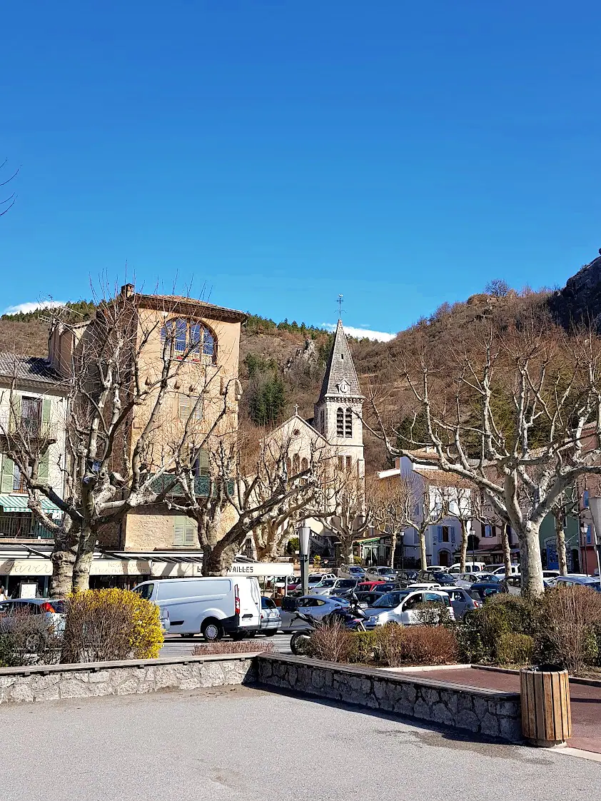 Une place du centre de Castellane, au pied d’un clocher