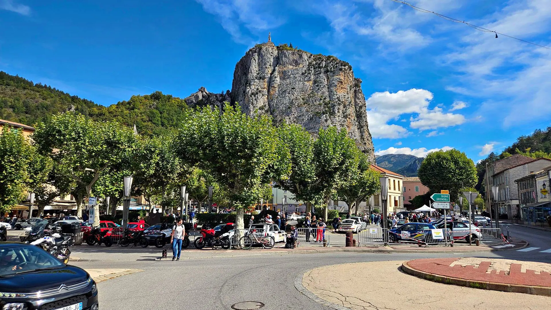Le centre de Castellane un jour d’animation, sous le Roc