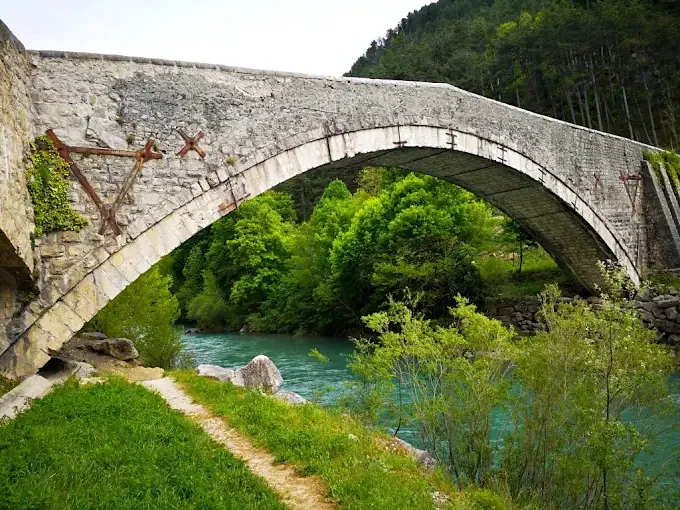Le Pont du Roc, une arche de pierre au-dessus du Verdon