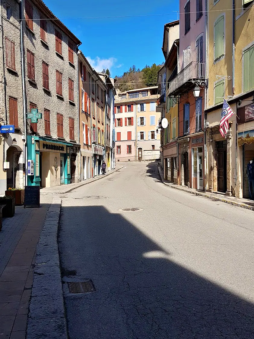 La rue Nationale, dans le centre de Castellane