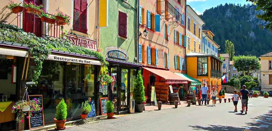 Une rue du centre de Castellane, ses façades colorées et ses terrasses