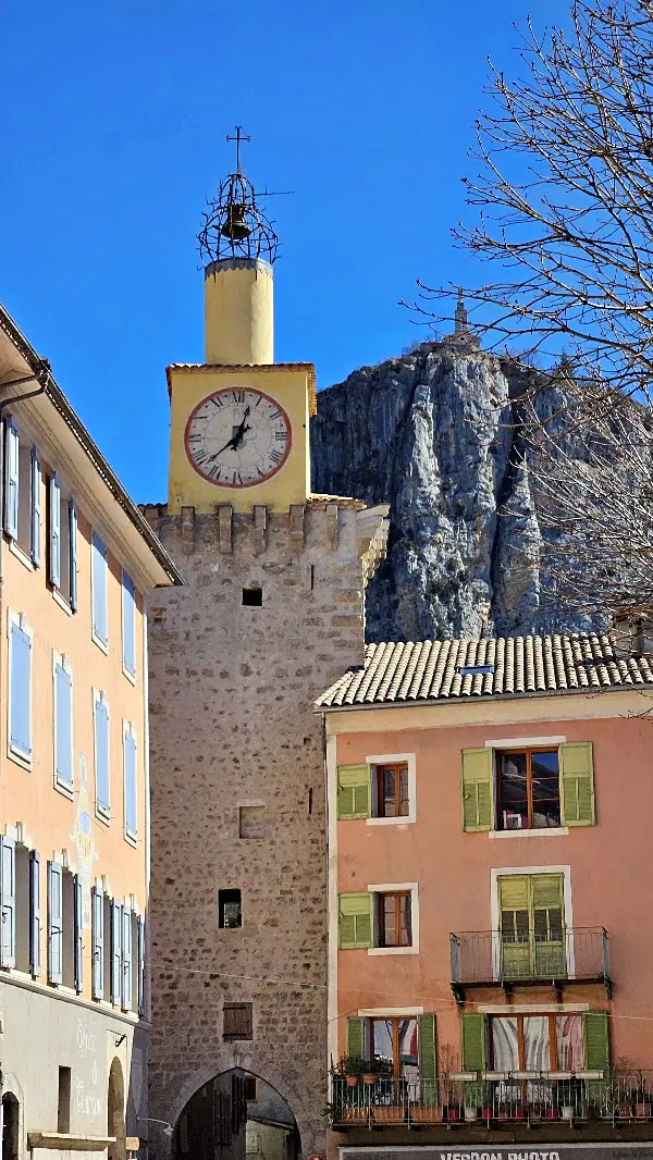 La Tour de l’Horloge de Castellane, le Roc en arrière-plan