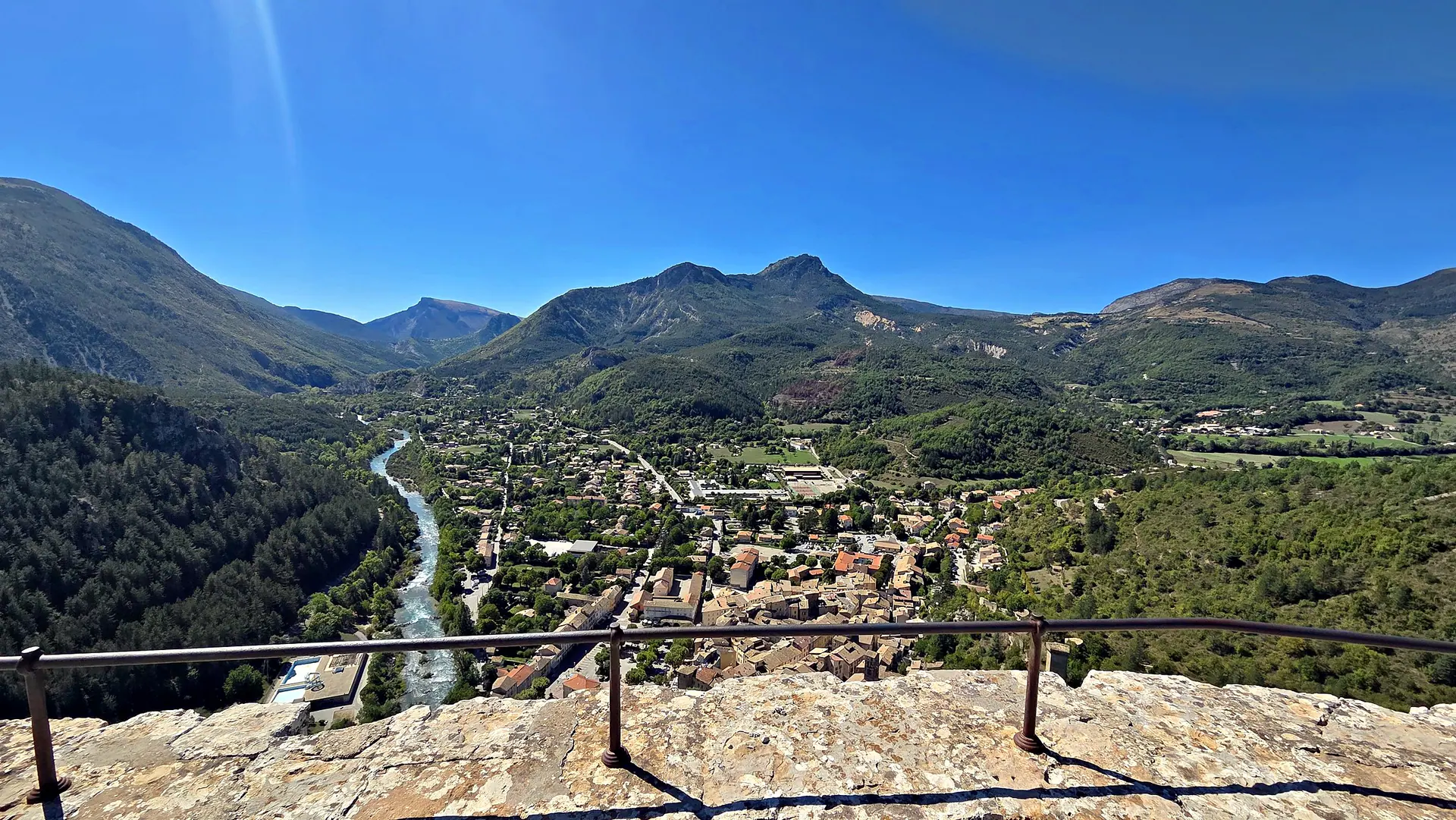Castellane et la vallée du Verdon vues depuis le Roc