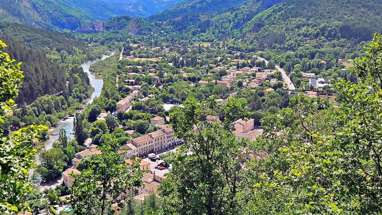 Castellane et le Verdon vus à travers les arbres