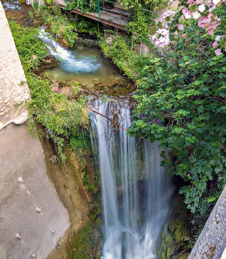 Une cascade du torrent qui traverse Moustiers-Sainte-Marie