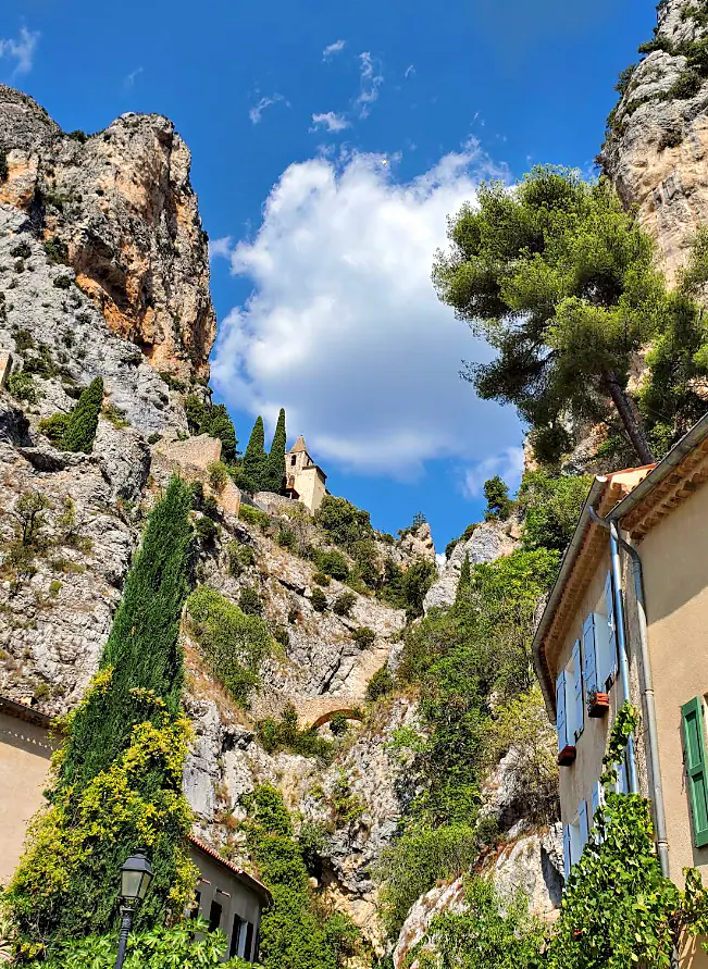 La chapelle Notre-Dame de Beauvoir, au-dessus du village, sur la falaise de Moustiers