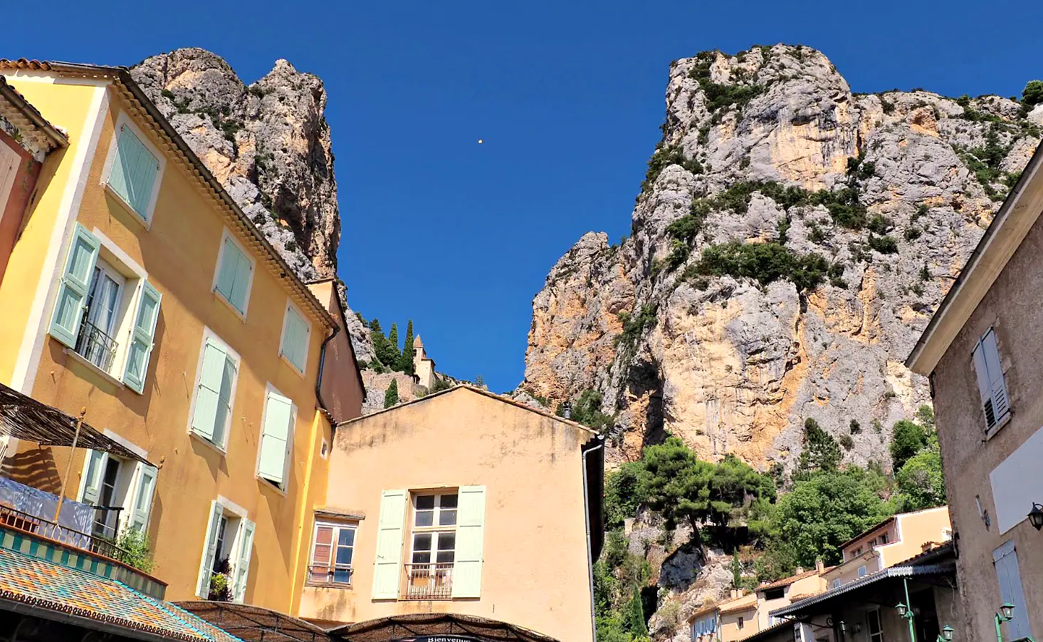 Le ciel entre les deux falaises de Moustiers, où est suspendue l’Étoile