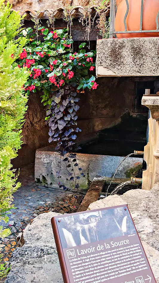 Le lavoir de la Source, ses bassins de pierre et son eau courante