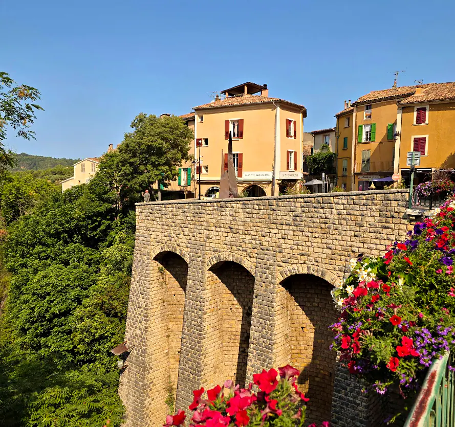 Un pont de pierre à arches au cœur de Moustiers