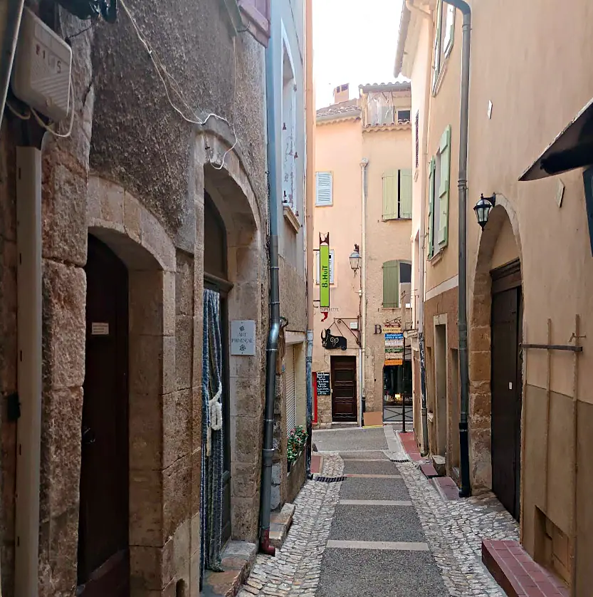 Une ruelle pavée du centre ancien de Moustiers