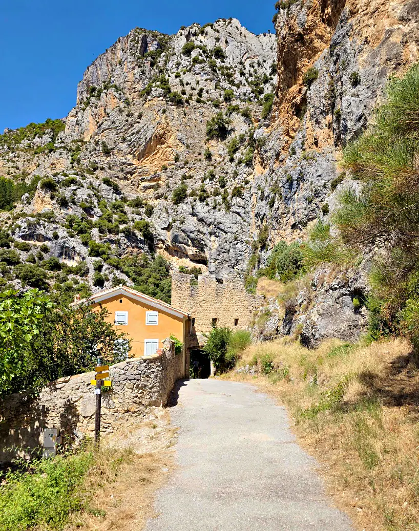 Un chemin au départ du village de Moustiers, sous les falaises
