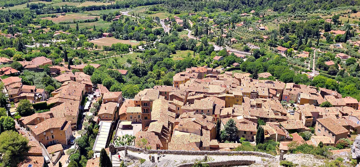 Les toits de Moustiers-Sainte-Marie et le clocher de l’église, vus d’en haut