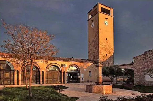 La tour de l’horloge des Salles-sur-Verdon et sa fontaine, dans la lumière du soir