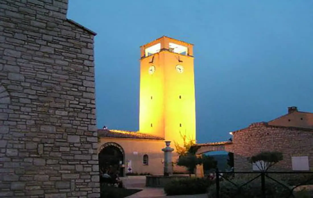 La tour de l’horloge des Salles-sur-Verdon illuminée à la tombée de la nuit