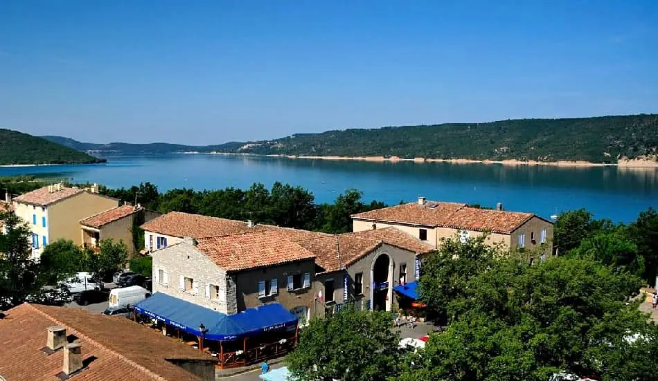 Les toits du village des Salles-sur-Verdon et le lac de Sainte-Croix en arrière-plan