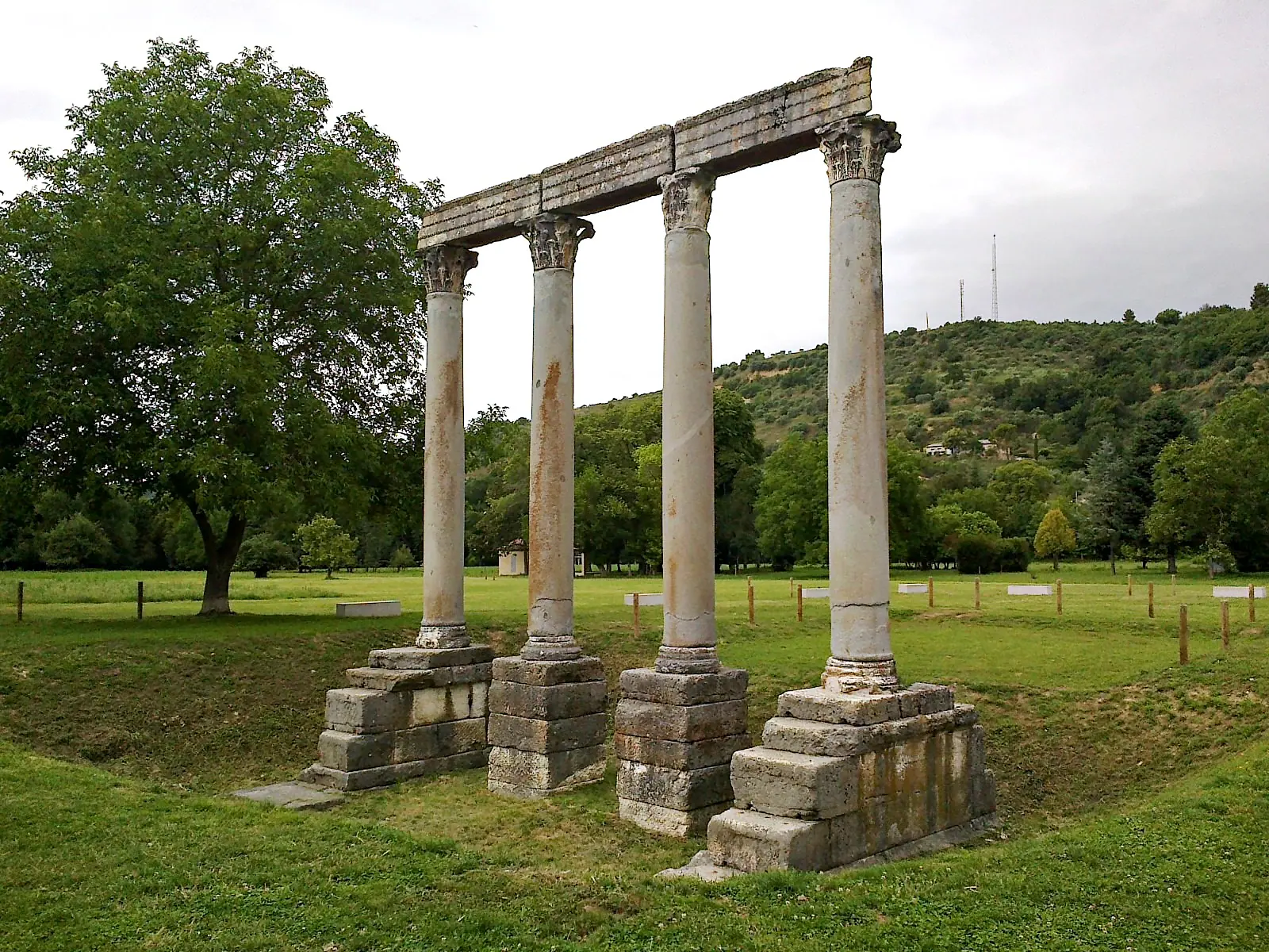 Les Quatre Colonnes romaines de Riez, vestiges d’un temple antique dressés dans la plaine
