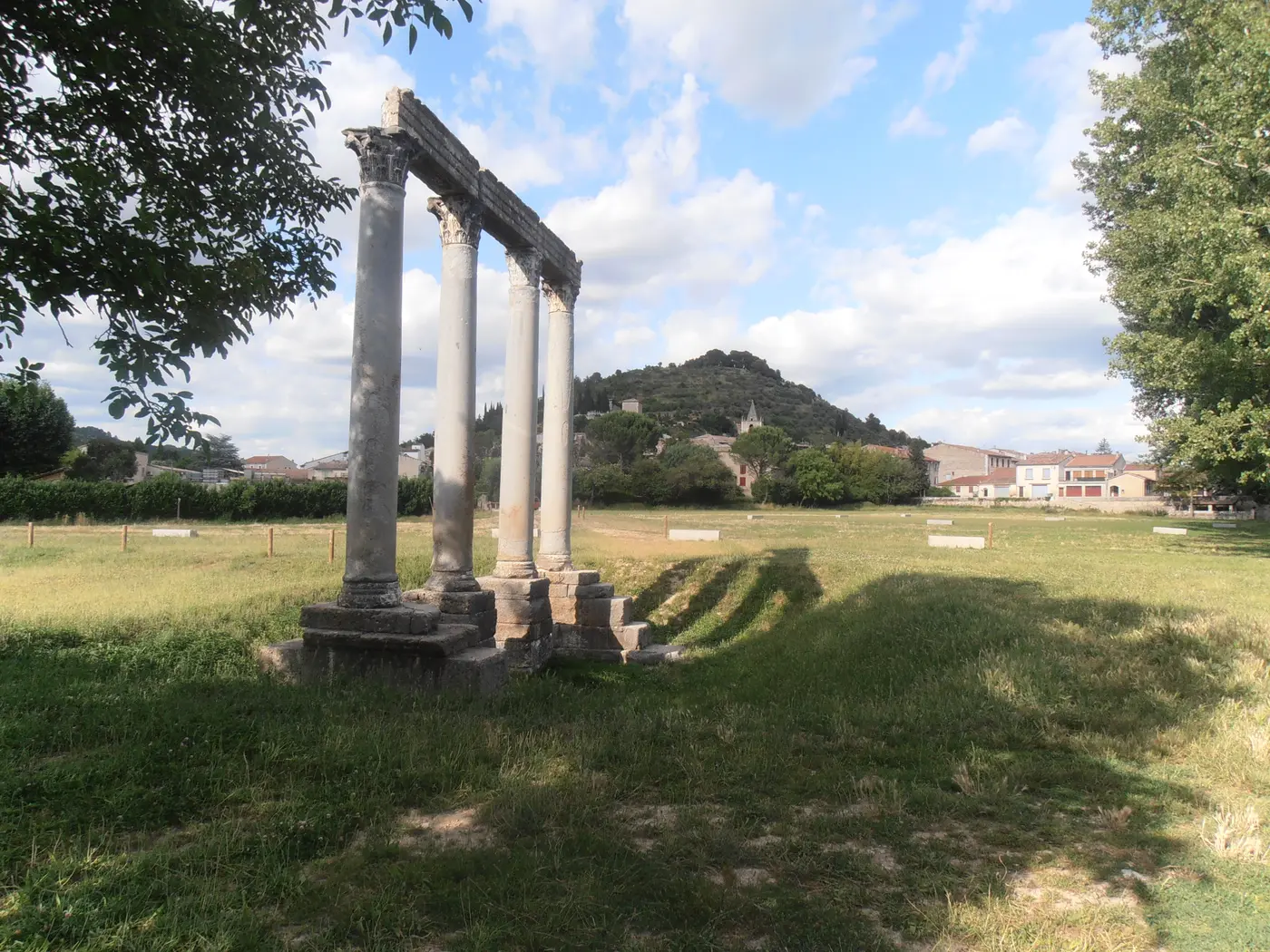Les quatre colonnes romaines de Riez, vestiges d'un temple de la fin du Ier siècle, dressées dans la plaine au pied du village provençal, sur le plateau de Valensole