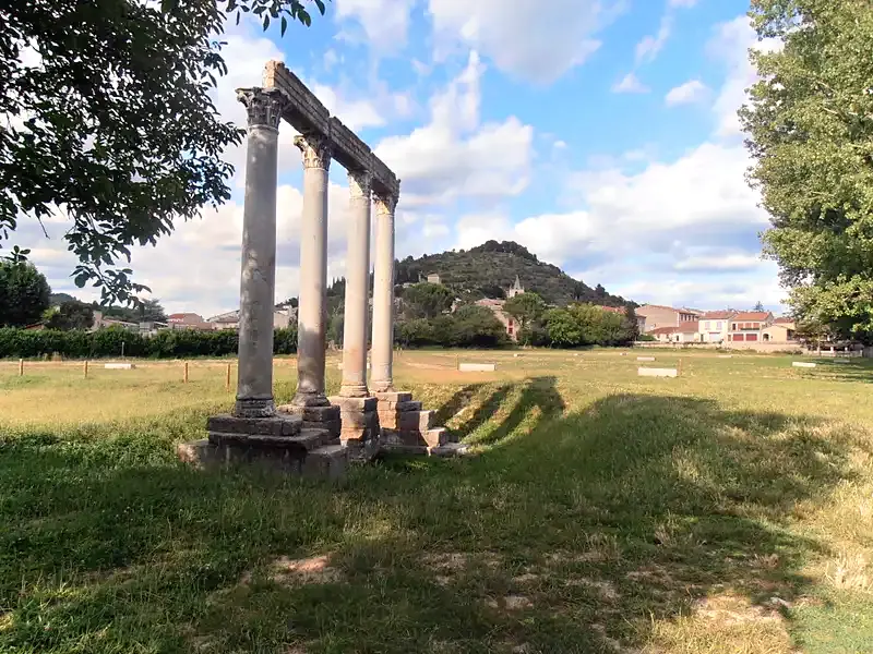 Les quatre colonnes romaines de Riez, vestiges d'un temple de la fin du Ier siècle, dressées dans la plaine au pied du village provençal, sur le plateau de Valensole