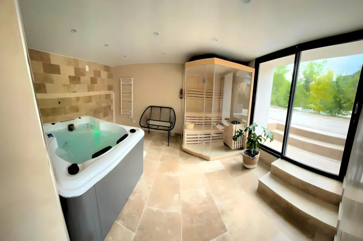 Salle du Spa Castellane avec jacuzzi et sauna
