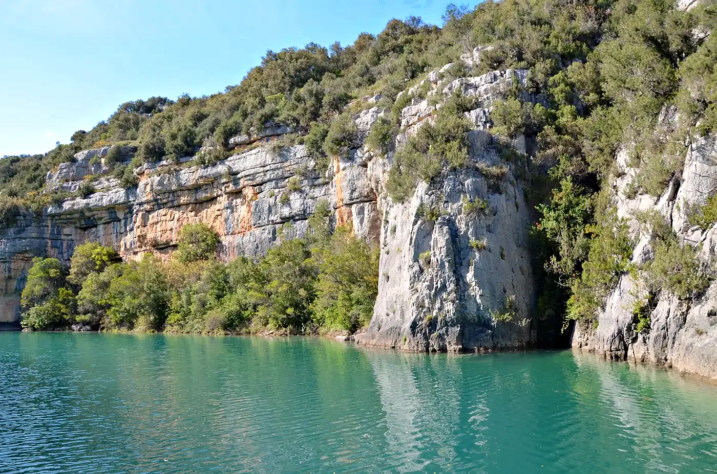 Falaise calcaire et eau turquoise dans les Gorges de Baudinard, canyon entre le lac de Sainte-Croix et les Basses Gorges du Verdon