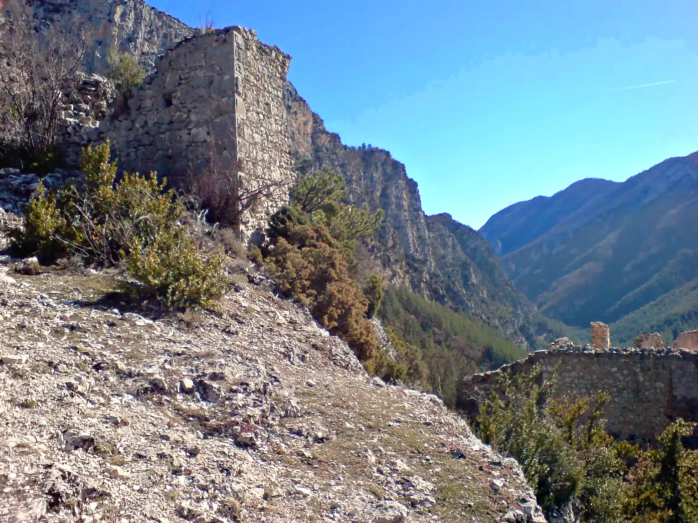 La tour en ruine au-dessus de la chapelle Saint-André, à l'entrée des Gorges de Trévans, Estoublon