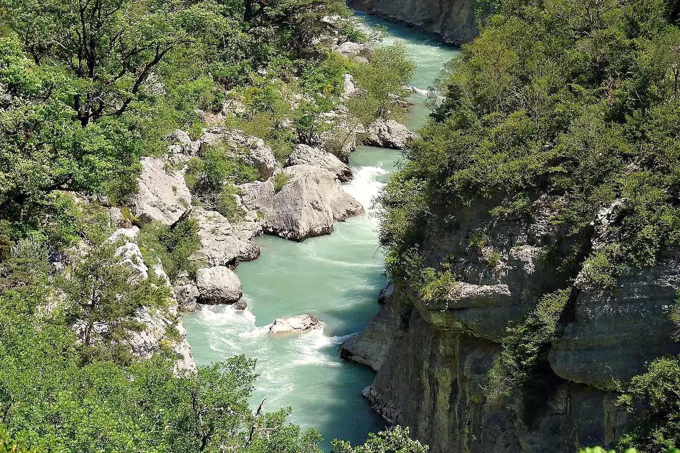 Le Verdon turquoise dans les rapides au fond des gorges, vu du sentier Blanc-Martel