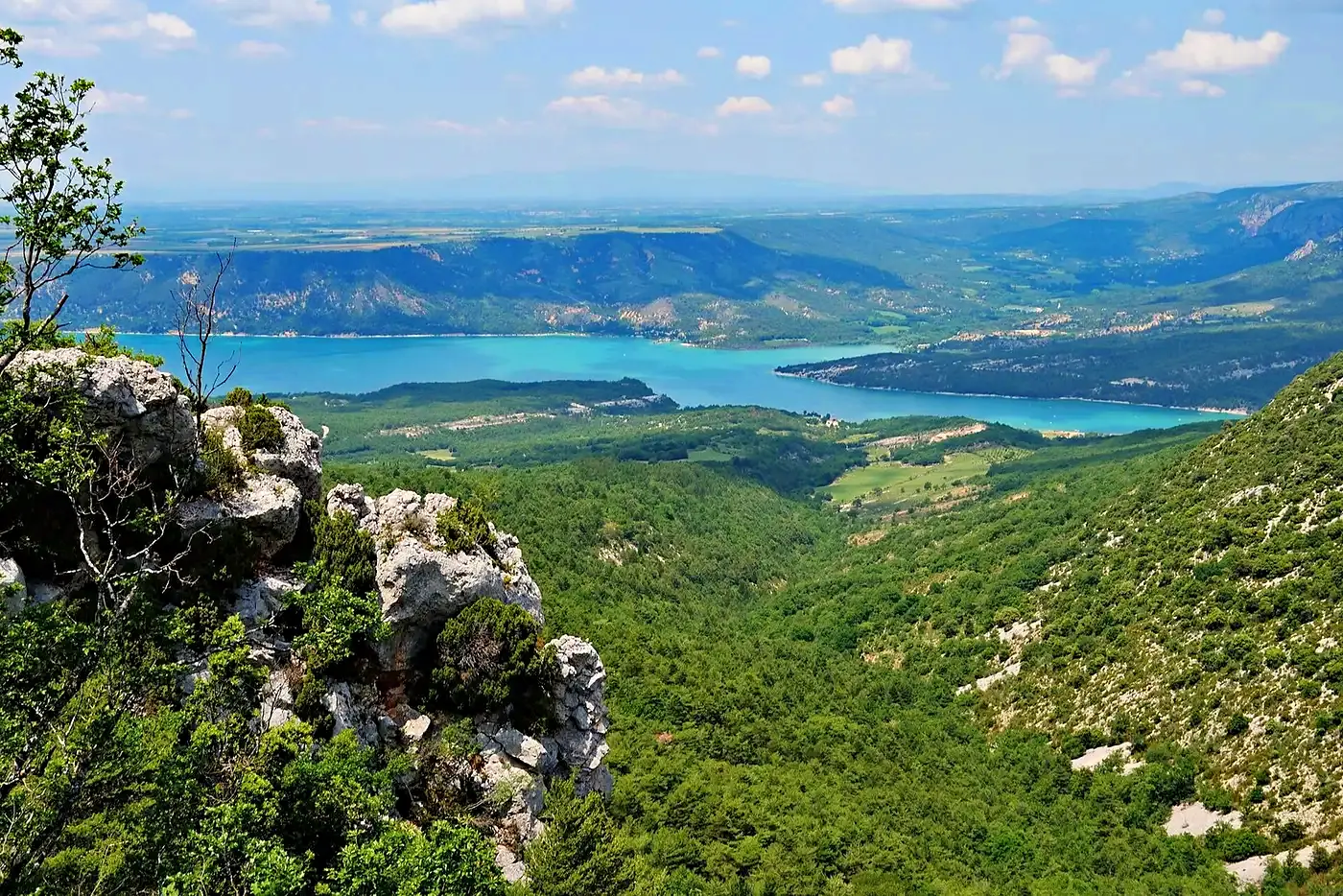 Le lac de Sainte-Croix depuis les hauteurs d'Aiguines, au-delà d'une vallée boisée