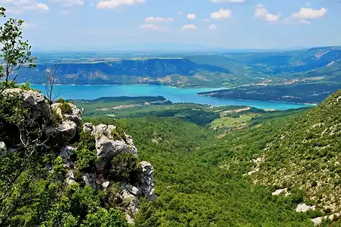 Le lac de Sainte-Croix depuis les hauteurs d'Aiguines, au-delà d'une vallée boisée