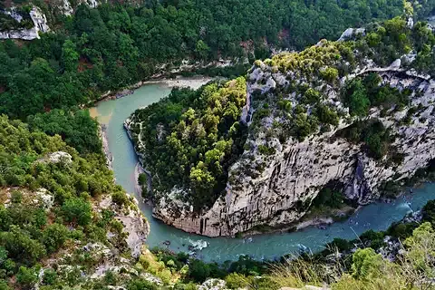 Le méandre du Verdon au pied de la falaise de la Mescla, vu des Balcons de la Mescla