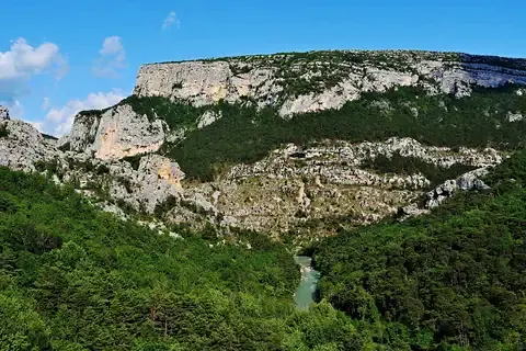 Les falaises calcaires de l'entrée du canyon vues du Point Sublime, le Verdon turquoise au fond des gorges