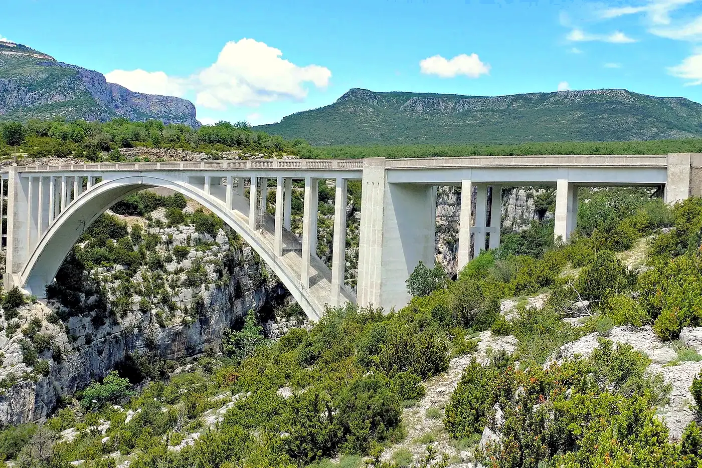 Le Pont de l'Artuby et son arche de béton au-dessus des gorges de l'Artuby, sur la Corniche Sublime
